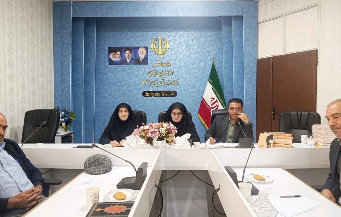 هنرمندان چشم باز جامعه هستند