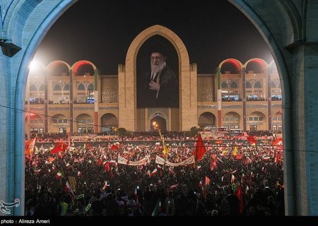 استکان‌های چای سرد شده است آقا جان، نمی‌آیید؟