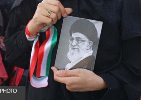 اشک و اندوه در وداع با امام شهید