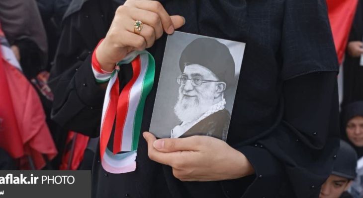 اشک و اندوه در وداع با امام شهید