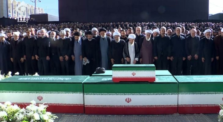 اقامه نماز ملت داغ‌دیده بر پیکر امام شهید